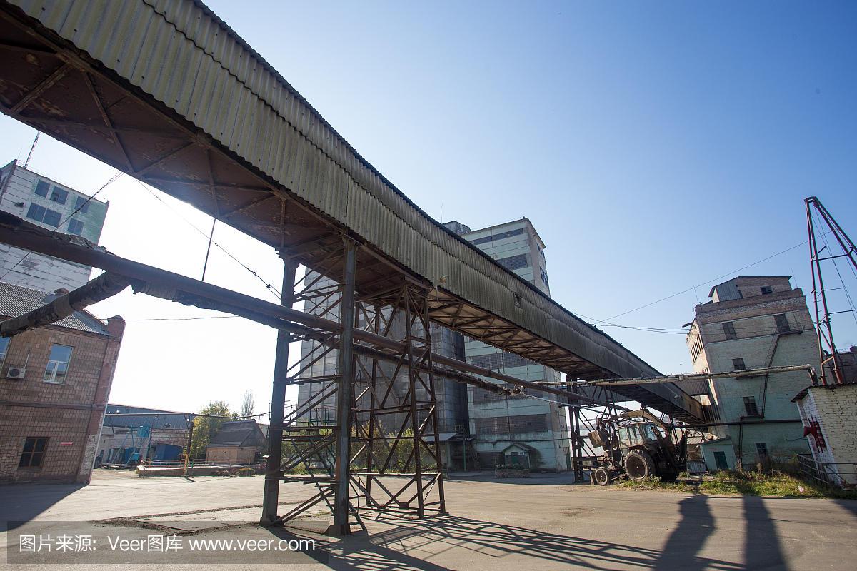 用于储存和运输的建筑物。金属塔的结构和塔在东欧的废弃工厂,对环境污染的影响